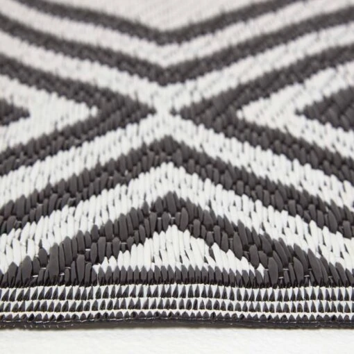 Black And White Geometric Design Reversible Outdoor Rug -Best Homeware Store ga1157 4