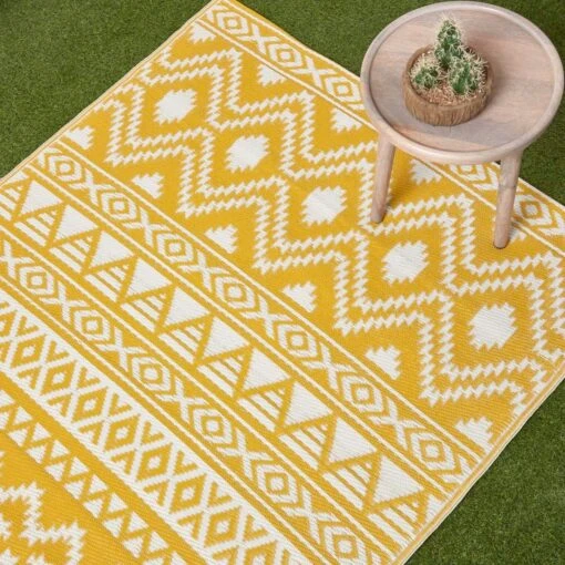 Anna Aztec Yellow & White Outdoor Rug -Best Homeware Store ru1366a 2 2