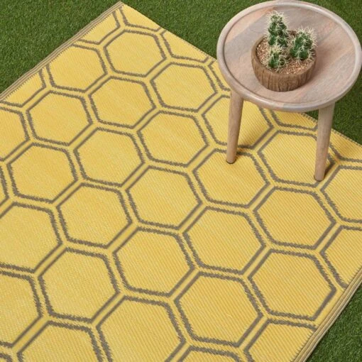 Yellow Outdoor Rug With Honeycomb Pattern, 182 X 122 Cm -Best Homeware Store ru1389 2