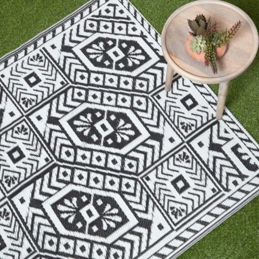 Black & White Outdoor Rug With Geometric Aztec Design, 120 X 180 Cm -Best Homeware Store ru1394 2